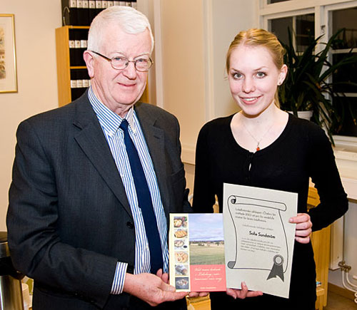 Sällskapets ordförande Göran Henrikson och pristagaren Sofia Sundström. Foto: Göran Sundström